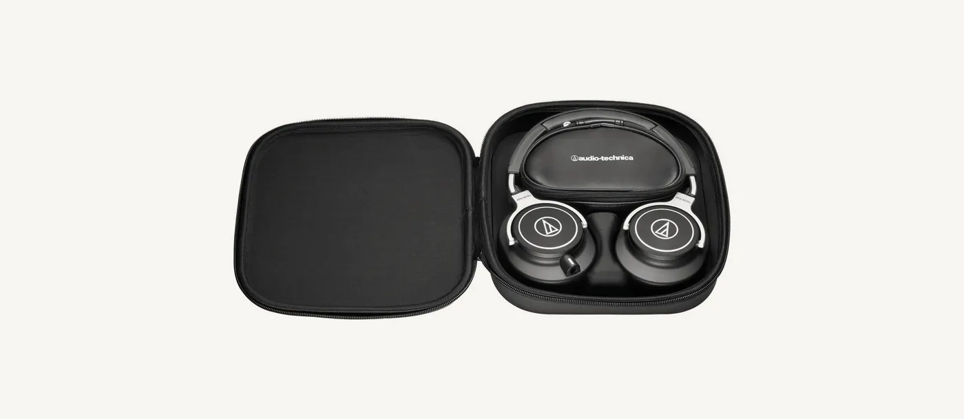 Étui semi-rigide de l'ATH-M70x ouvert, le casque replié à l'intérieur