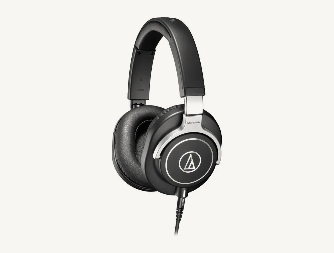 Casque de monitoring Audio-Technica ATH-M70x noir et argent vu de trois quarts
