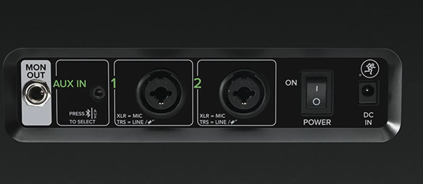 Face arrière de la FreePlay LIVE : sortie moniteur, entrée auxiliaire, deux prises combo XLR et jack, interrupteur et prise d'alimentation