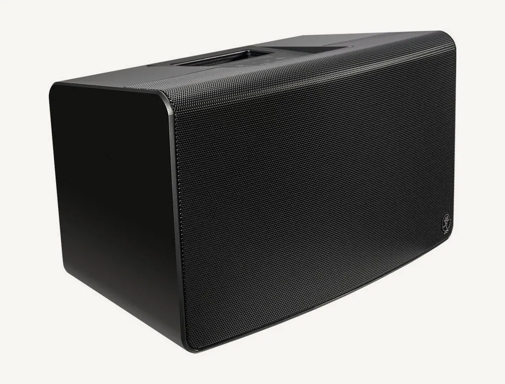 Enceinte Mackie FreePlay LIVE vue de trois quarts, coffret noir mat et grille métallique