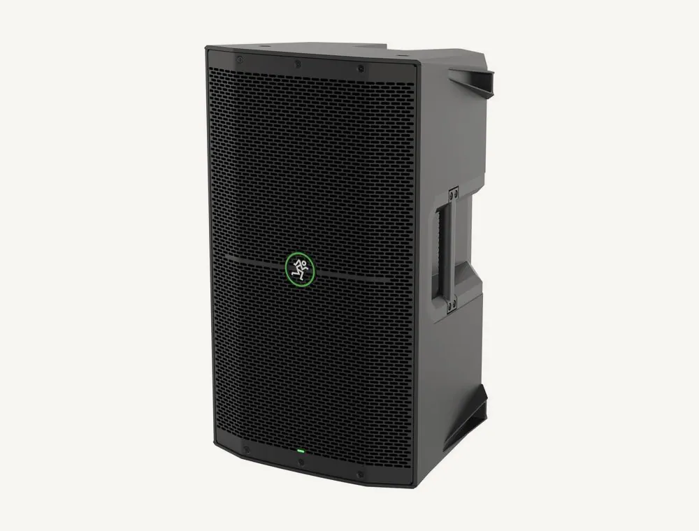 Enceinte active Mackie Thump210XT vue de trois quarts, grille noire et logo Mackie vert