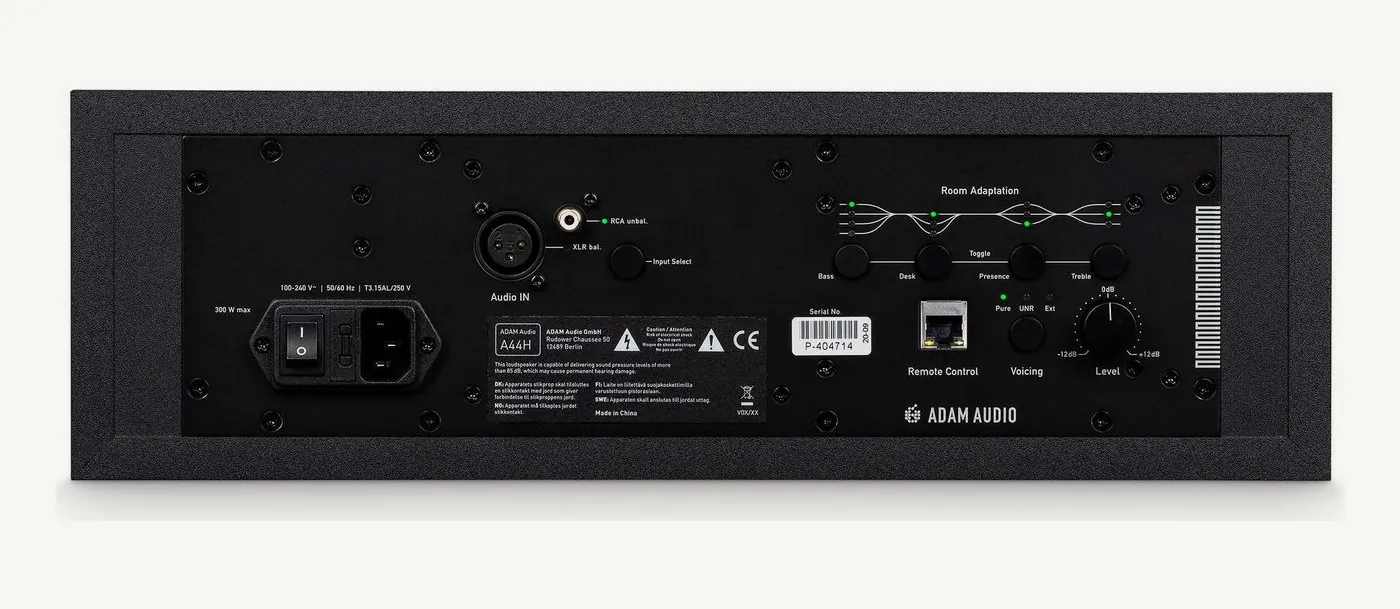 Face arrière de l'ADAM Audio A44H : prise secteur, entrées XLR et RCA, port réseau RJ45, touches d'adaptation à la pièce et bouton de niveau