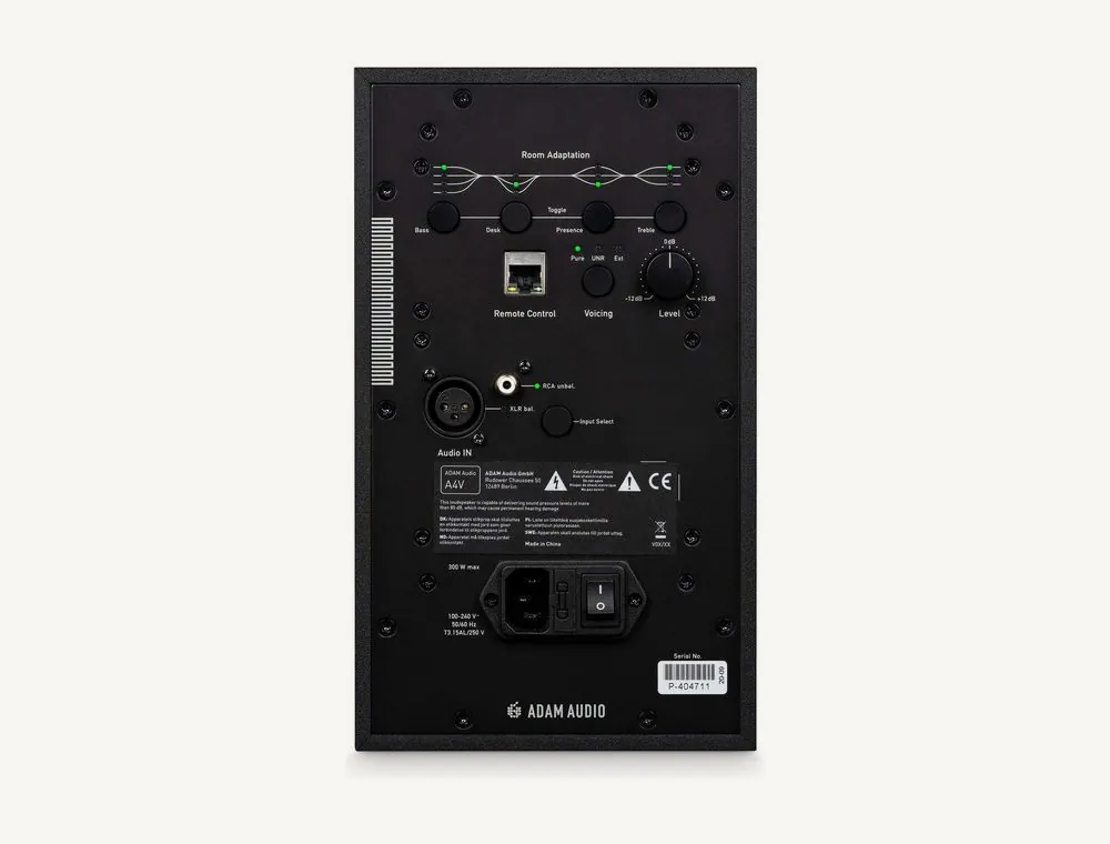 Face arrière de l'ADAM Audio A4V : touches d'adaptation à la pièce, port RJ45, voicing, niveau, entrées XLR et RCA, prise secteur