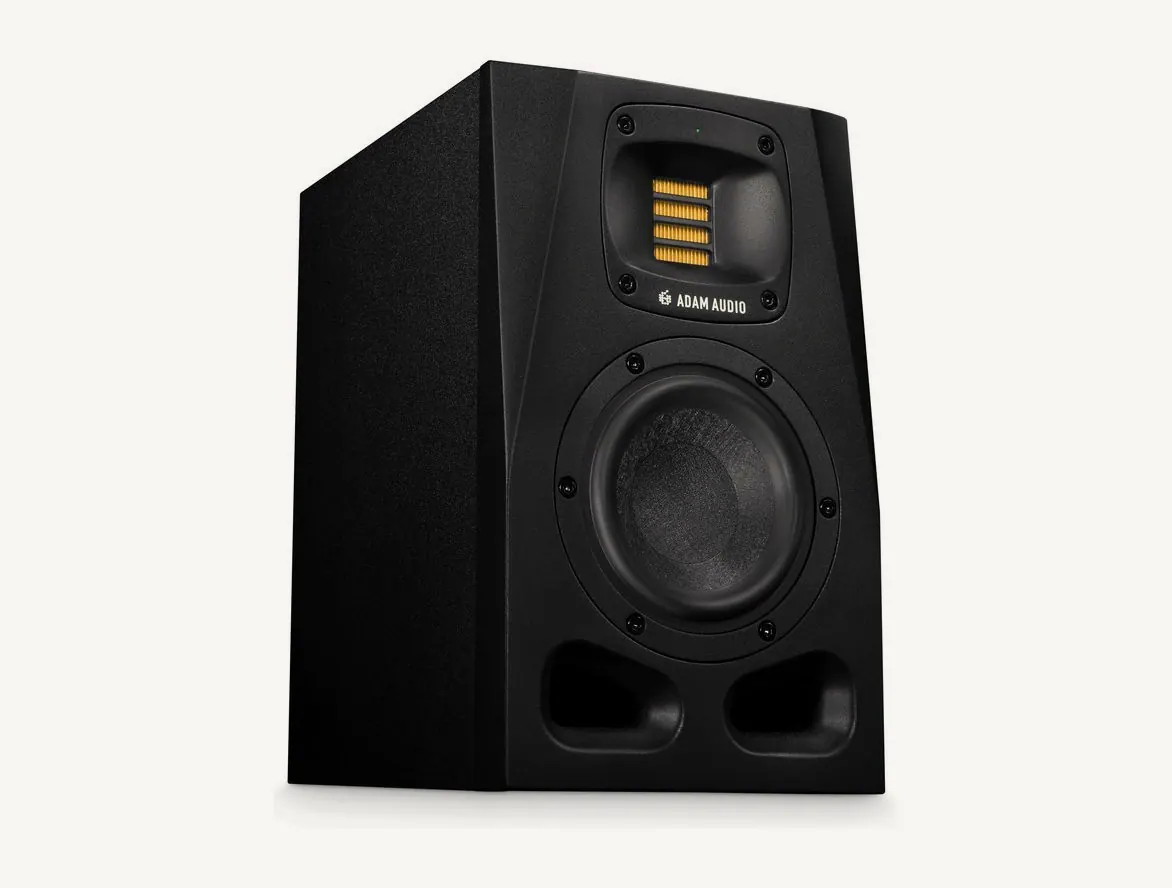 Moniteur de studio ADAM Audio A4V noir vu de trois quarts : tweeter X-ART en haut, boomer 4 pouces et deux évents en bas