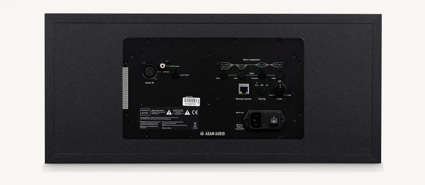 Face arrière de l'ADAM Audio A77H : panneau de commande avec entrées XLR et RCA, port RJ45, réglages d'adaptation à la pièce et prise secteur