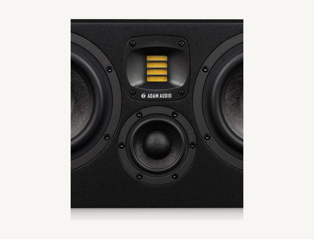 Détail de la façade de l'ADAM Audio A77H : tweeter X-ART à membrane pliée au-dessus du médium Dome Cone Hybrid