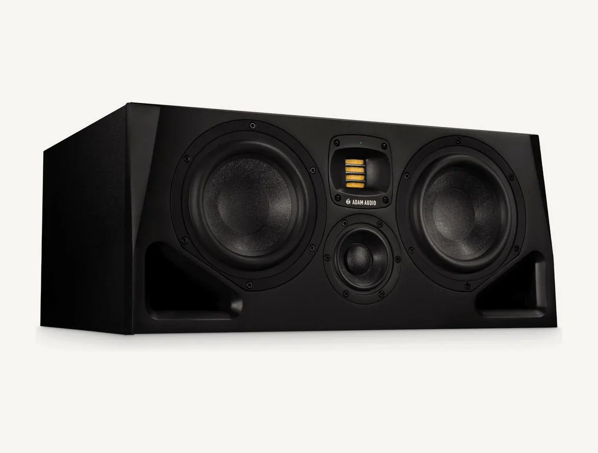 Moniteur de studio ADAM Audio A77H vu de trois quarts : deux boomers de 7 pouces encadrant le tweeter X-ART et le médium