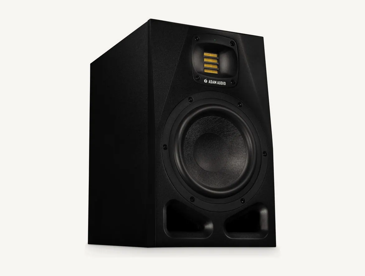 Moniteur de studio ADAM Audio A7V noir vu de trois quarts : tweeter X-ART au-dessus du boomer de 7 pouces, deux évents en bas