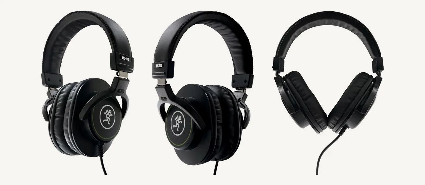 Trois vues du casque Mackie MC-100 : de trois quarts, avec l'écouteur droit pivoté vers l'extérieur, et de face