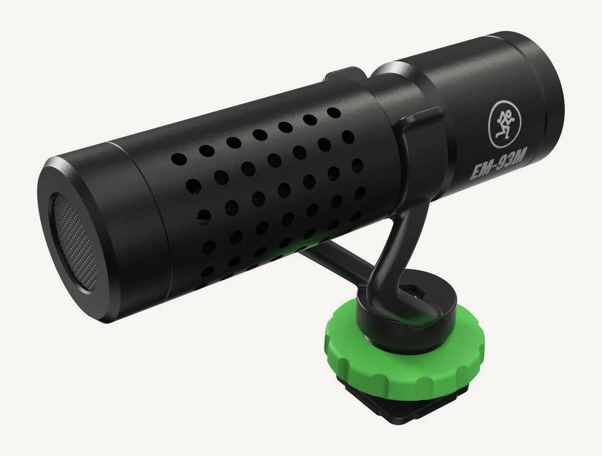 Micro Mackie EM-93M noir monté sur son adaptateur de griffe à suspension, bague de serrage verte
