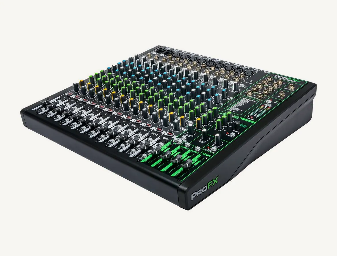 Table de mixage Mackie ProFX16v3 vue de trois quarts, seize voies, faders et section master à liseré vert