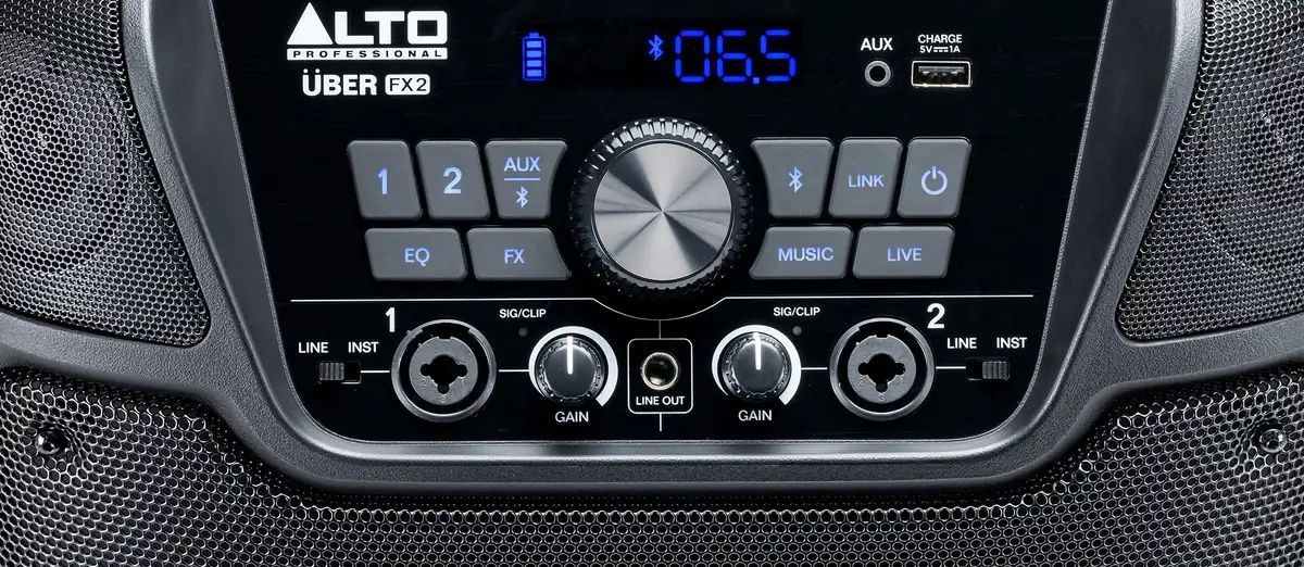 Façade de l'Uber FX2 : écran bleu, molette de réglage, touches des canaux, des effets et des modes Music et Live, entrées combo XLR et jack des canaux 1 et 2