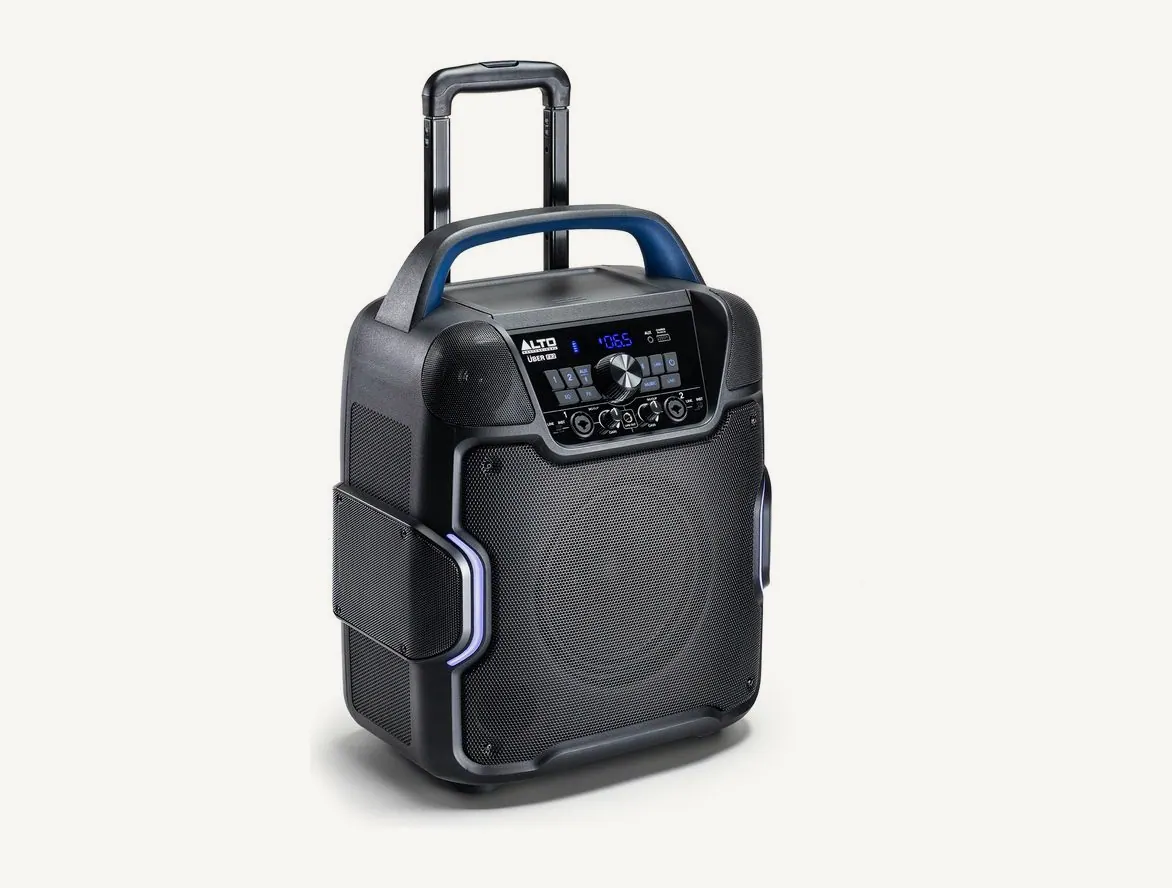 Sono portable Alto Uber FX2 vue de trois quarts, poignée télescopique sortie, grille noire et éclairage bleu en façade
