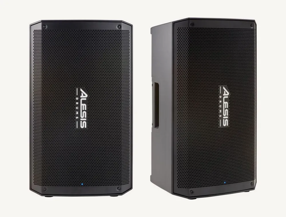 Deux vues de la Strike Amp 12 MK2 posée debout : de face et de trois quarts, logo Alesis Drums vertical