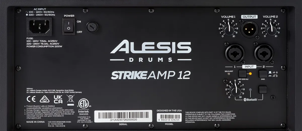 Panneau arrière de la Strike Amp 12 MK2 : prise secteur, interrupteur, deux entrées combo, sortie XLR, volumes, boutons HPF, Ground et Bluetooth