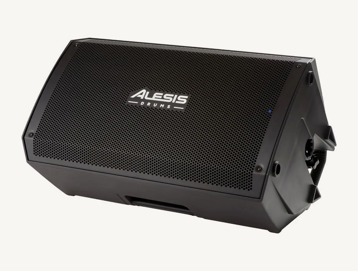 Enceinte Alesis Strike Amp 12 MK2 couchée en position de retour de scène, vue de trois quarts avec le logo Alesis Drums sur la grille