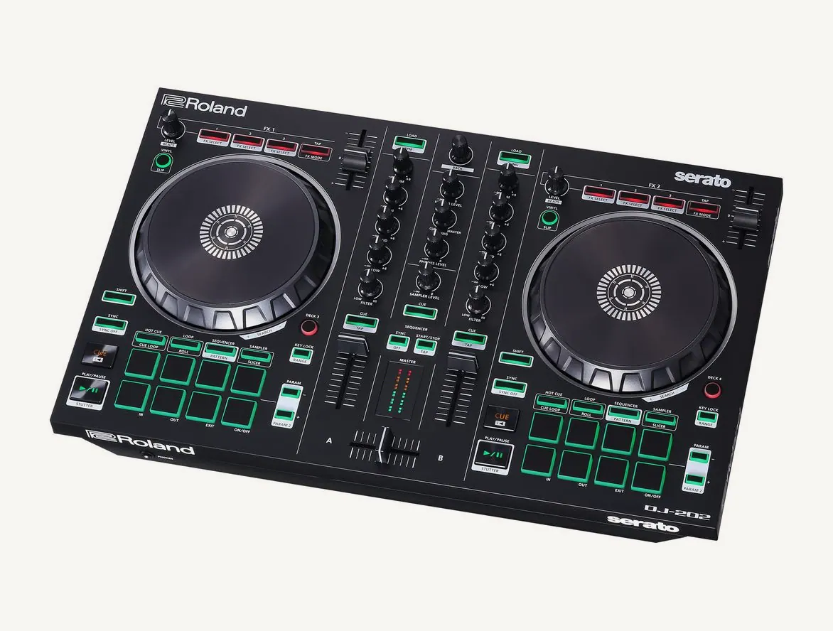 Contrôleur DJ Roland DJ-202 vu de trois quarts : deux platines jog, section de mixage centrale et pads verts