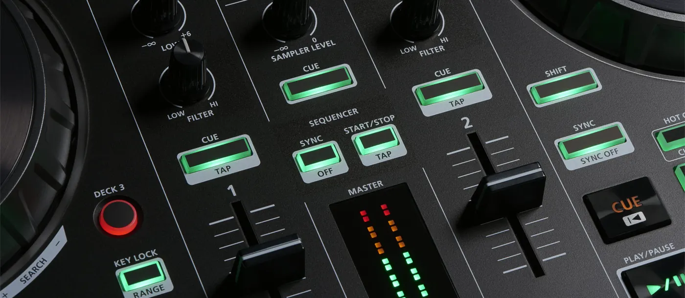 Section de mixage du DJ-202 : filtres, boutons Cue, faders de voie et vumètre Master