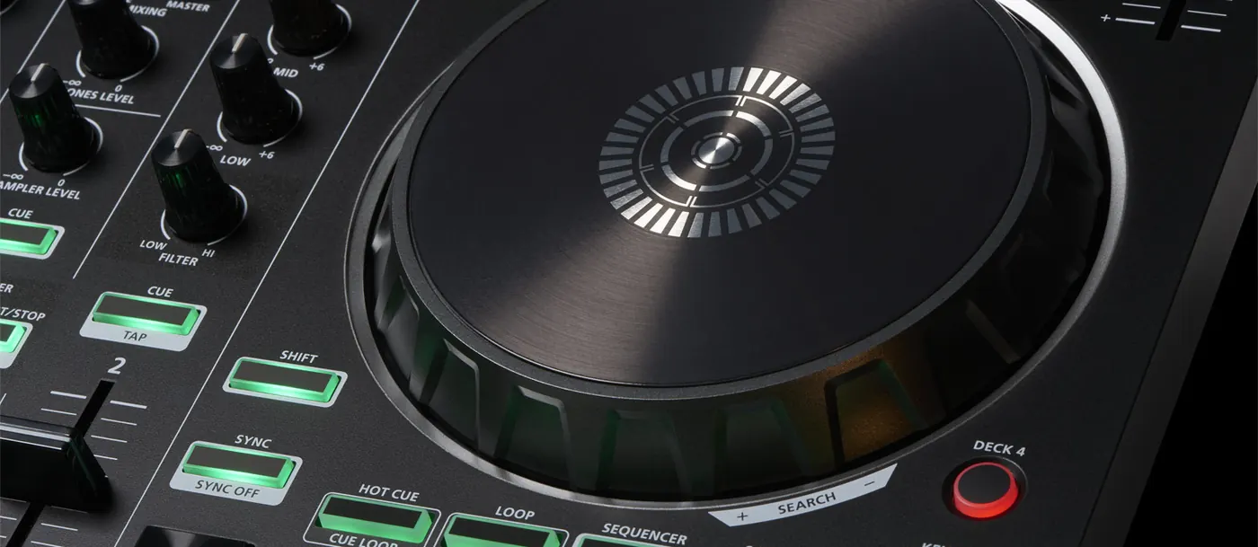 Gros plan sur la platine jog droite du DJ-202, son plateau métallique, les boutons Sync et Shift