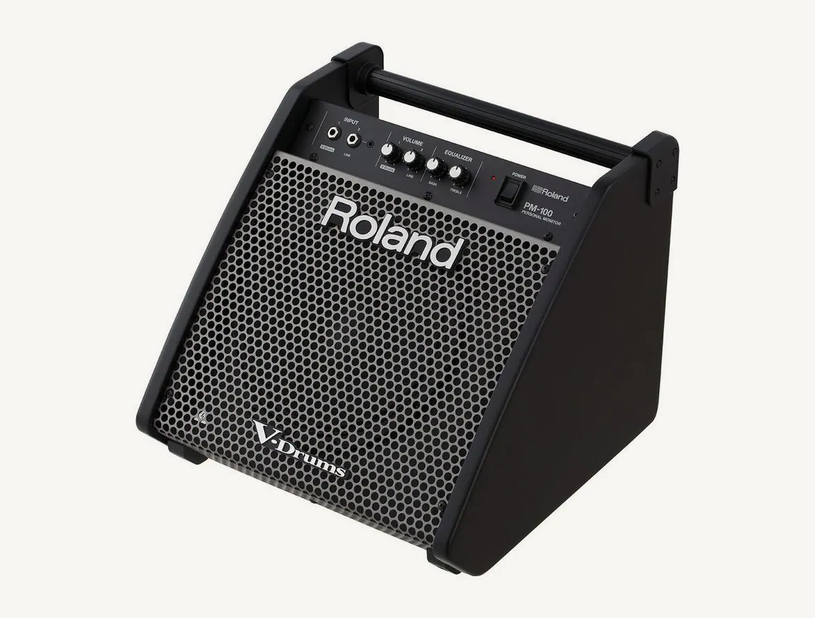 Moniteur de batterie électronique Roland PM-100 vu de trois quarts, face avant inclinée et poignée pleine largeur