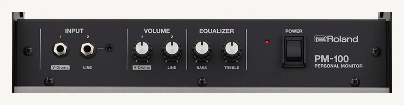 Panneau du Roland PM-100 : entrées V-Drums et ligne, volumes séparés, égaliseur BASS et TREBLE, interrupteur