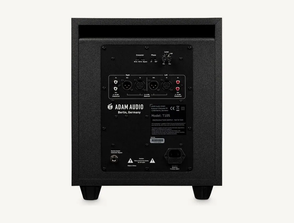 Face arrière de l'ADAM Audio T10S : réglages de filtre, de phase et de niveau, entrées et sorties XLR et RCA gauche et droite, prise secteur