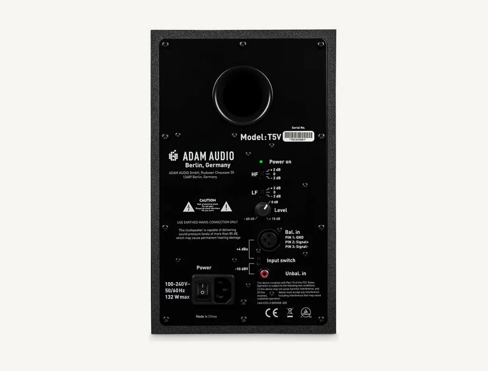 Face arrière de l'ADAM Audio T5V : évent bass-reflex, commutateurs HF et LF, volume, entrées XLR et RCA, interrupteur