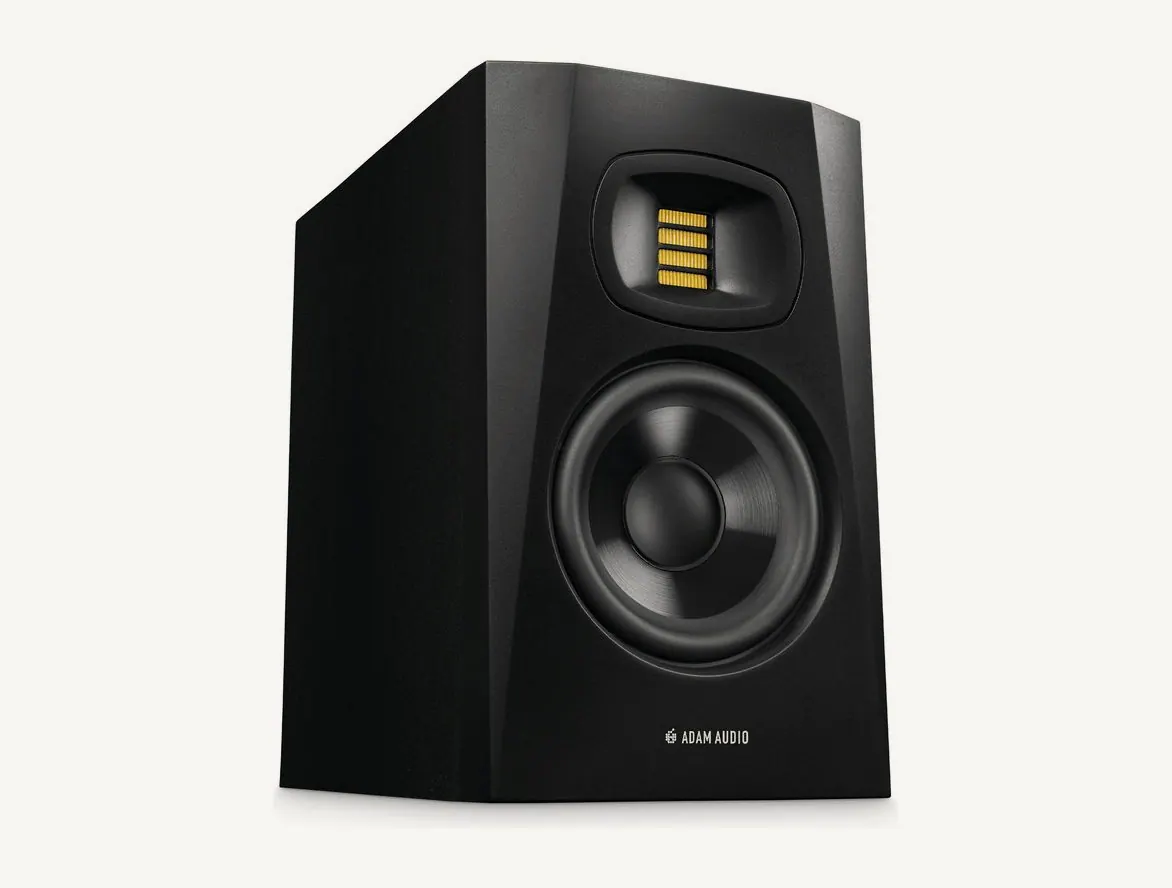 Moniteur de studio ADAM Audio T5V noir vu de trois quarts : tweeter U-ART doré au-dessus du boomer de 5 pouces
