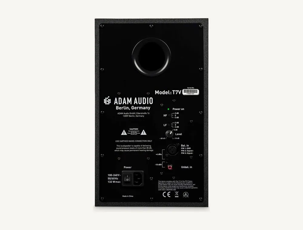 Face arrière de l'ADAM Audio T7V : évent bass-reflex, commutateurs HF et LF, volume, entrées XLR et RCA, interrupteur