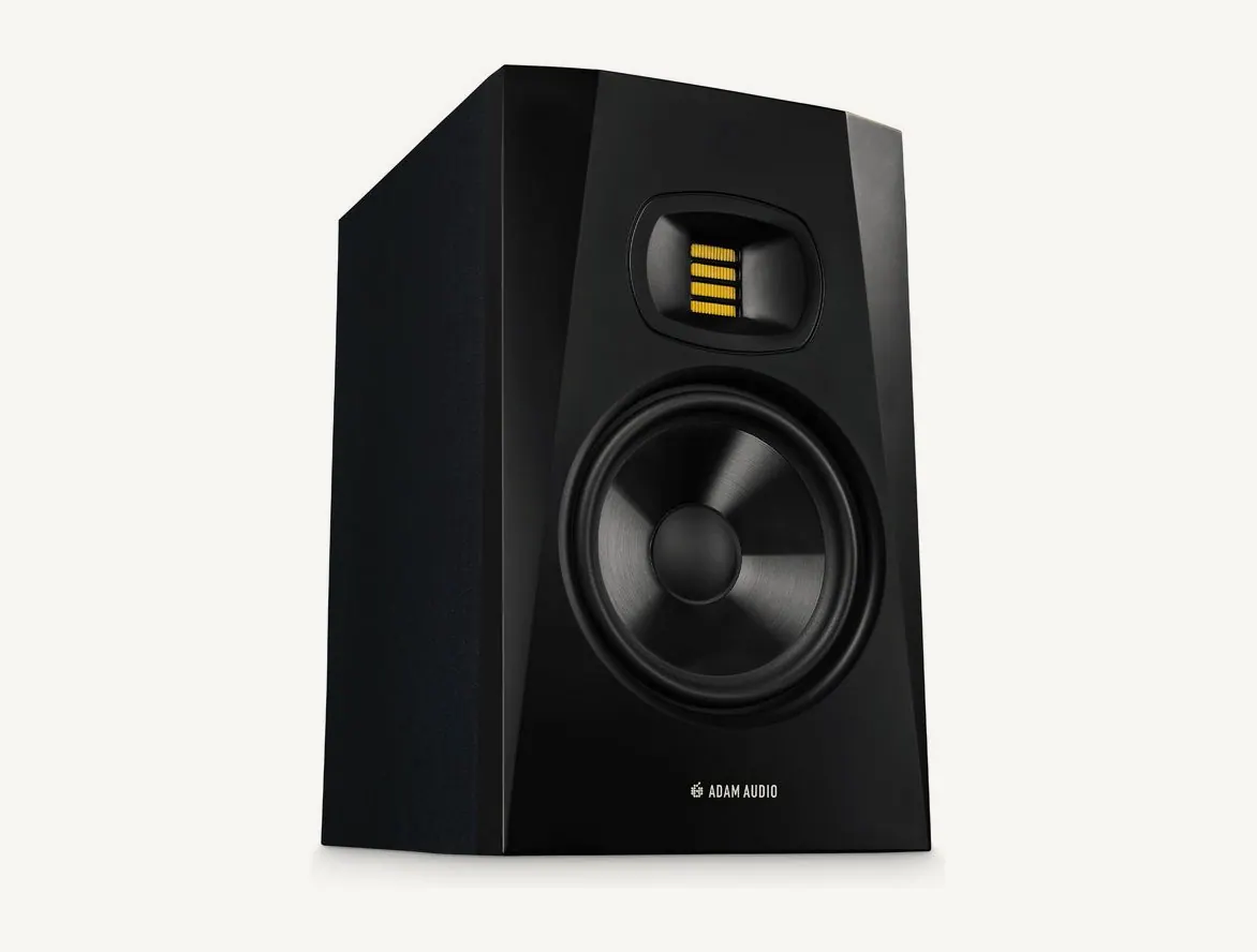 Moniteur de studio ADAM Audio T7V noir vu de trois quarts : tweeter U-ART au-dessus du boomer de 7 pouces