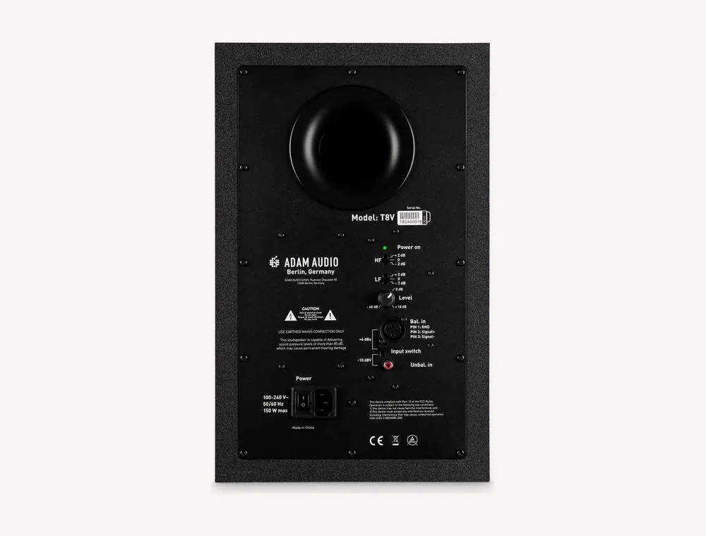 Face arrière de l'ADAM Audio T8V : évent bass-reflex, commutateurs HF et LF, volume, entrées XLR et RCA, interrupteur