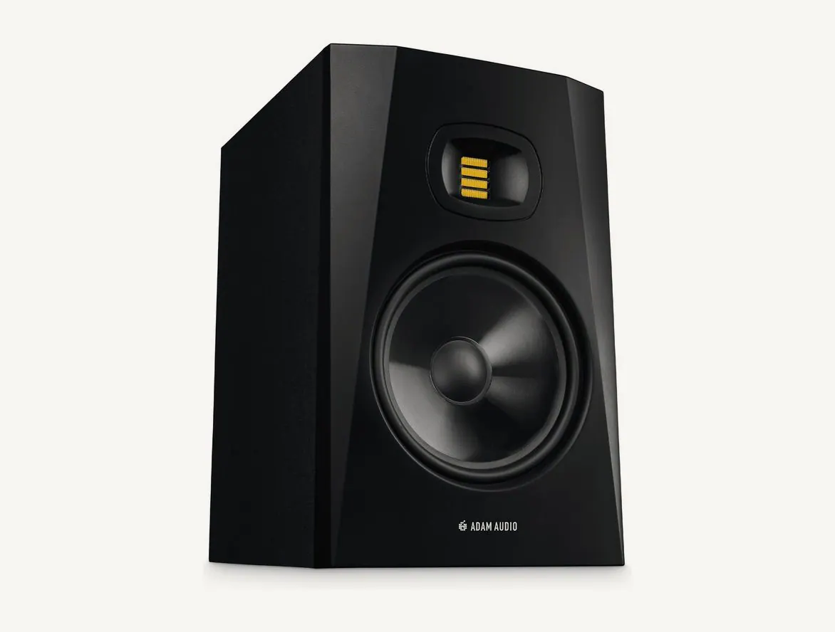 Moniteur de studio ADAM Audio T8V noir vu de trois quarts : tweeter U-ART au-dessus du boomer de 8 pouces