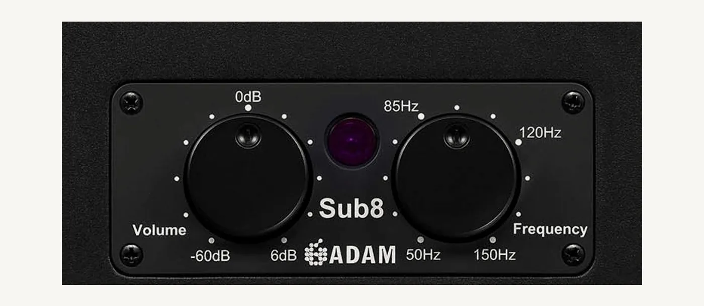 Panneau de façade du Sub8 : bouton Volume de -60 à +6 dB, bouton Frequency de 50 à 150 Hz avec repère 85 Hz