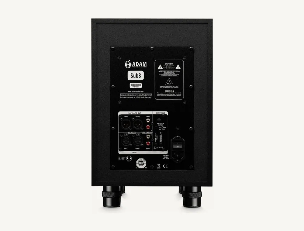 Face arrière de l'ADAM Audio Sub8 : entrées et sorties satellites XLR et RCA, sélecteurs de mode, de phase et de filtre, prise secteur