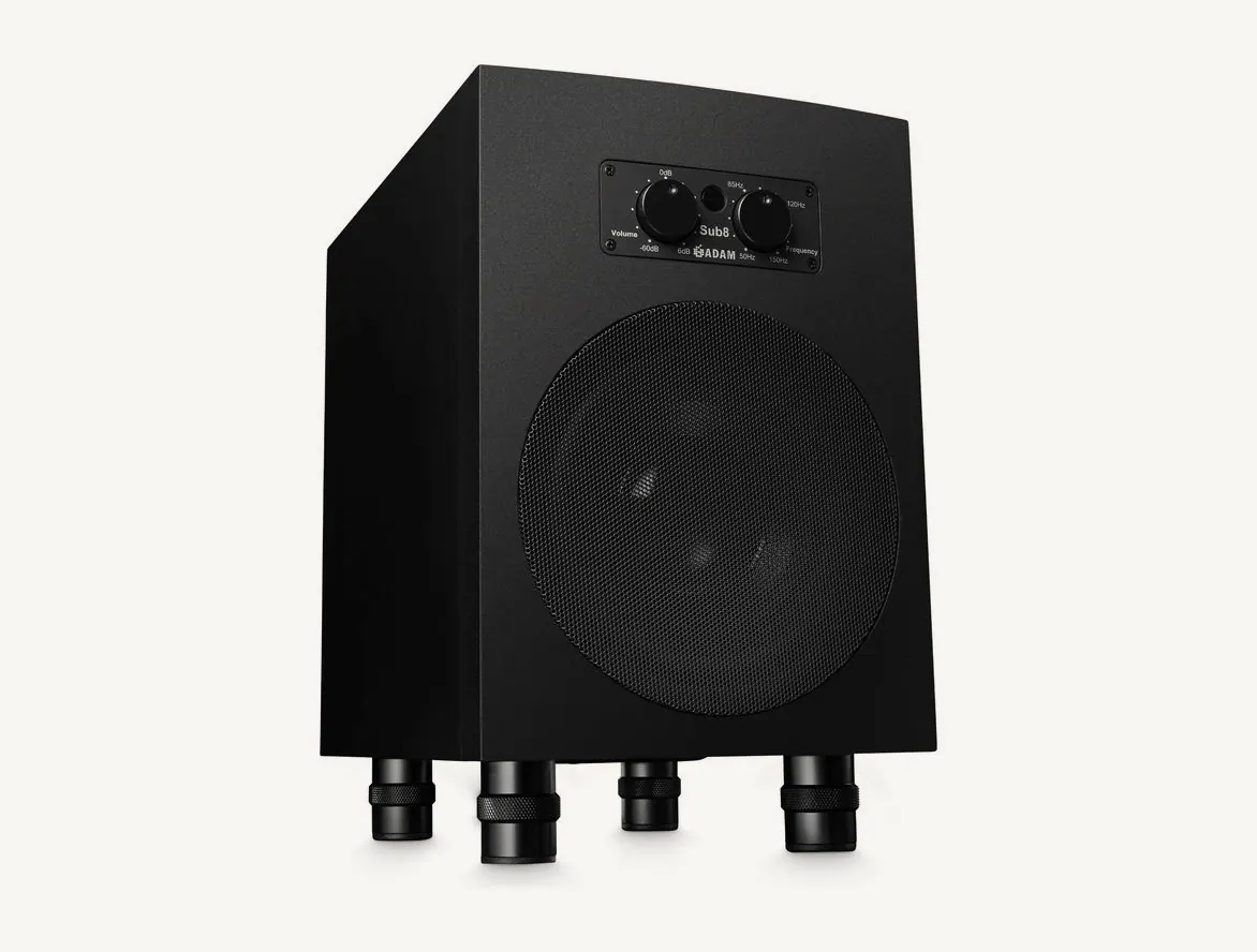 Caisson de basses ADAM Audio Sub8 noir vu de trois quarts : grille du boomer en façade et panneau de commande au-dessus