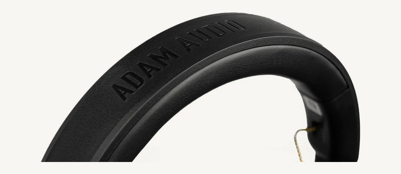Détail de l'arceau du H200 : rembourrage marqué ADAM AUDIO et étrier en aluminium anodisé