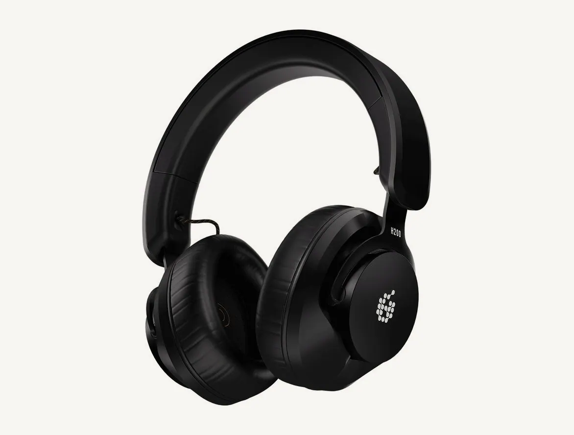 Casque de monitoring ADAM Audio H200 noir vu de trois quarts, coussinets circum-auraux et arceau rembourré
