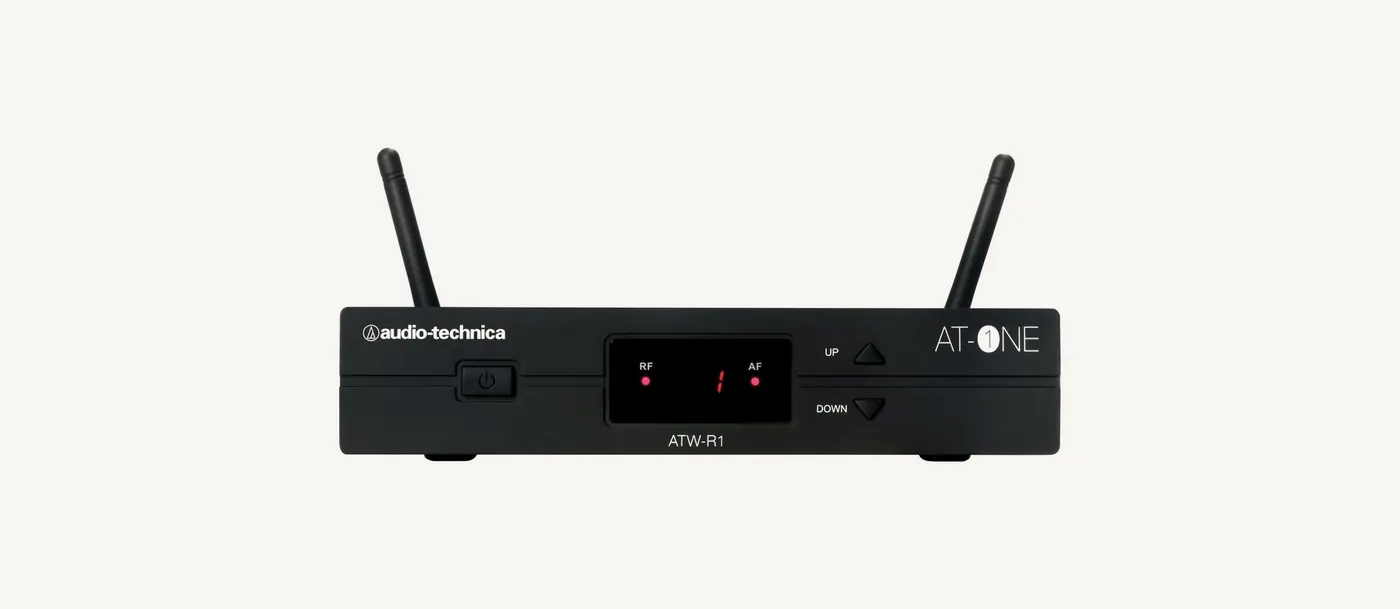 Récepteur AT-One ATW-R1 de face, antennes et afficheur du canal