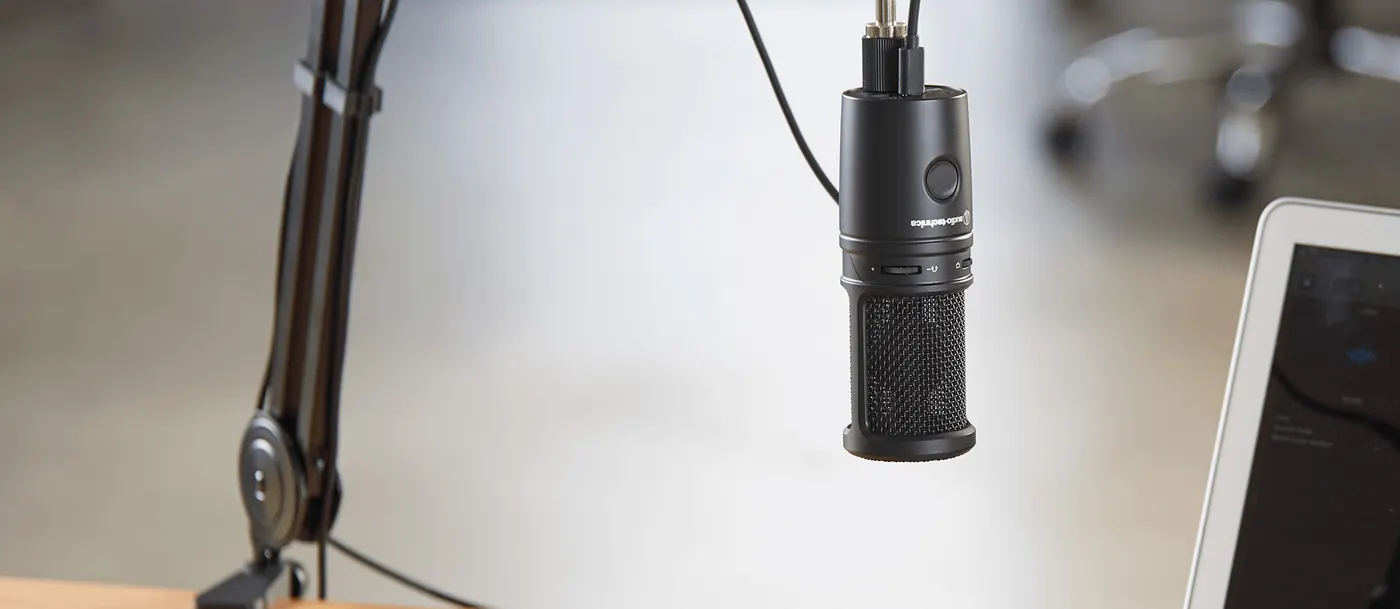 Bras AT8700 sur un bureau, micro suspendu près d'un ordinateur portable