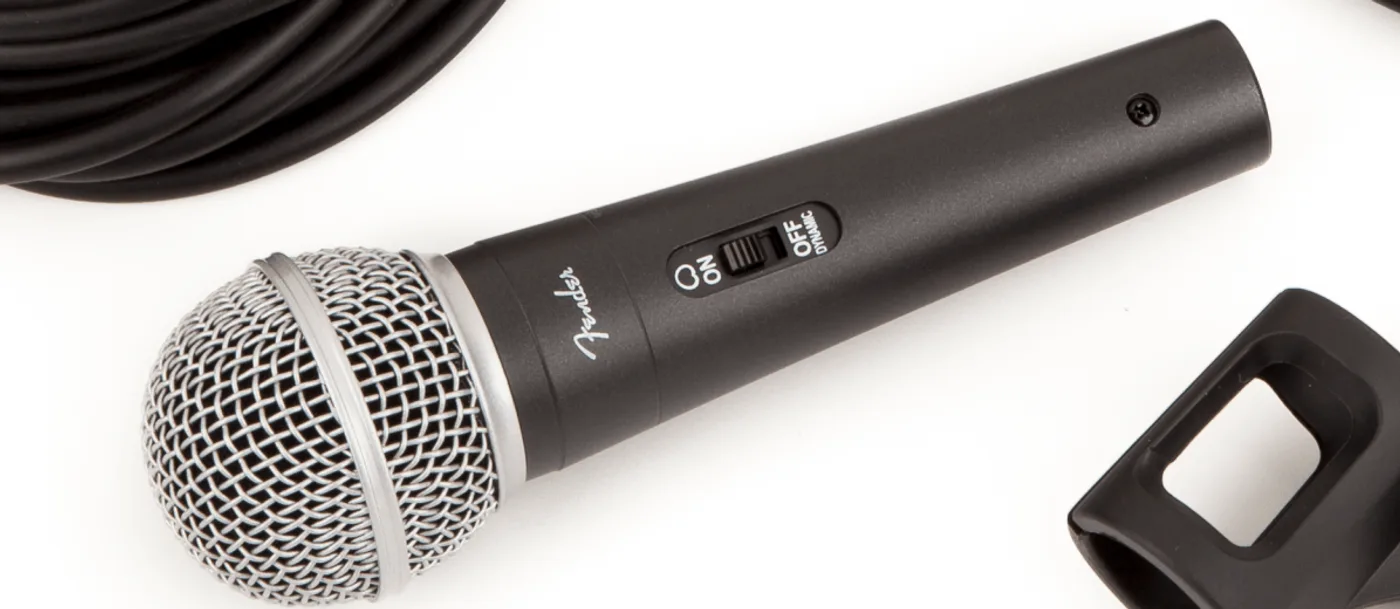 Micro Fender P-52S en gros plan : grille argentée et interrupteur ON/OFF sur le corps