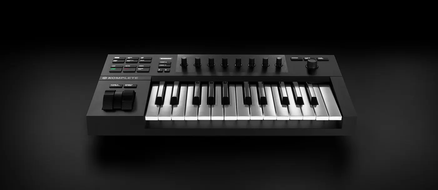 Komplete Kontrol A25 vu de face sur fond noir : boutons de transport à gauche, potentiomètres et écran au-dessus des touches