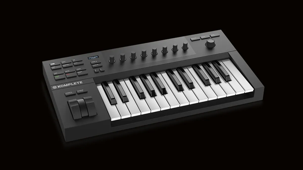 Clavier maître Native Instruments Komplete Kontrol A25 vu de trois quarts sur fond noir, 25 touches et huit potentiomètres