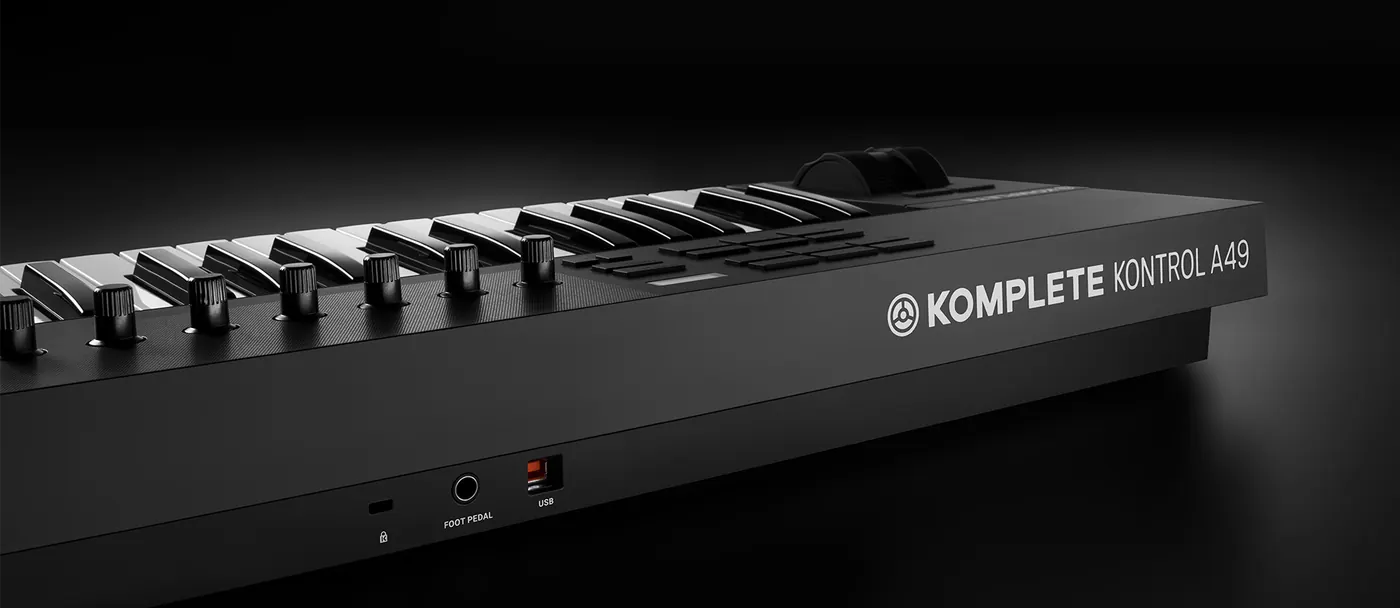 Vue arrière du Komplete Kontrol A49 : encoche Kensington, prise FOOT PEDAL et port USB sous l'inscription Komplete Kontrol A49