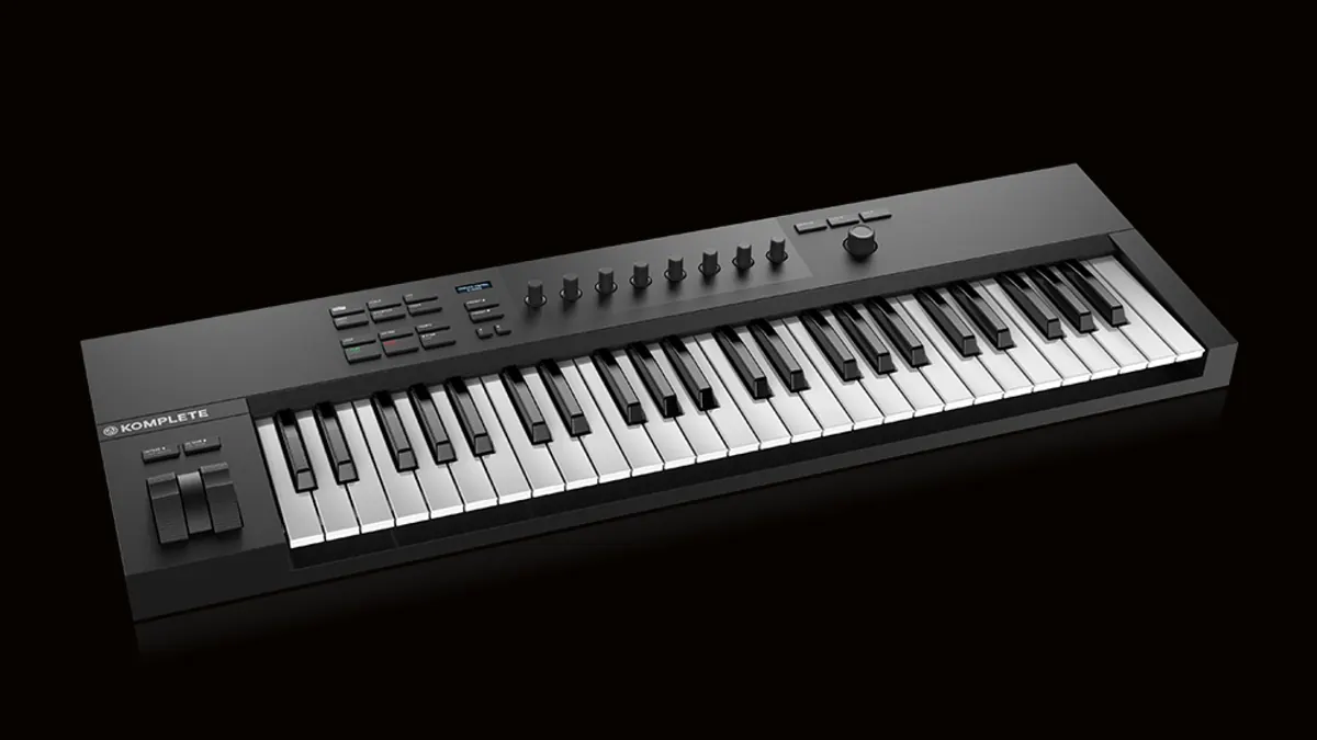 Clavier maître Native Instruments Komplete Kontrol A49 vu de trois quarts sur fond noir, 49 touches, molettes et potentiomètres