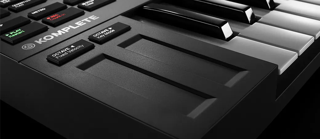 Gros plan sur les deux bandes tactiles du Komplete Kontrol M32, à côté des boutons Octave et des premières touches