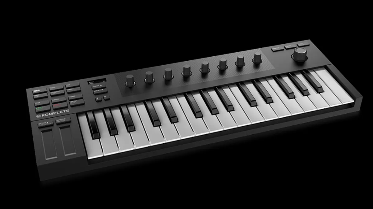 Clavier maître Native Instruments Komplete Kontrol M32 vu de trois quarts sur fond noir, 32 touches compactes et huit potentiomètres