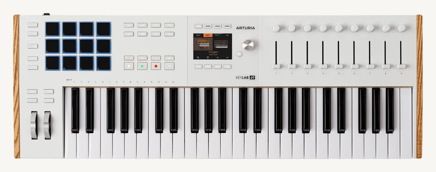Arturia KeyLab 49 mk3 blanc vu de dessus : 12 pads, boutons de transport, écran couleur, 9 encodeurs et 9 faders au-dessus des 49 touches