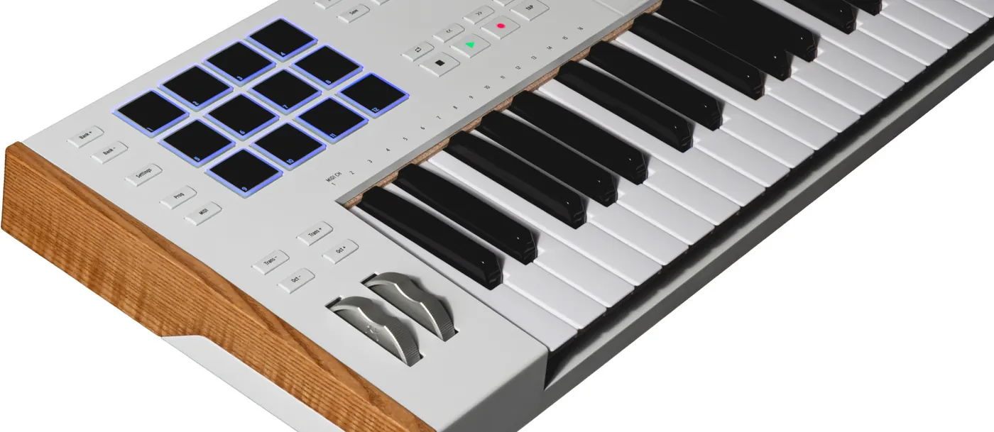 Gros plan sur les pads rétroéclairés, les molettes et la joue en bois du KeyLab 49 mk3 blanc