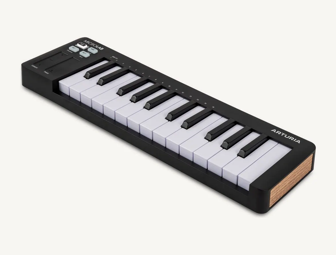 Clavier maître Arturia MicroLab mk3 noir vu de trois quarts, 25 touches, boutons à gauche et joue en bois