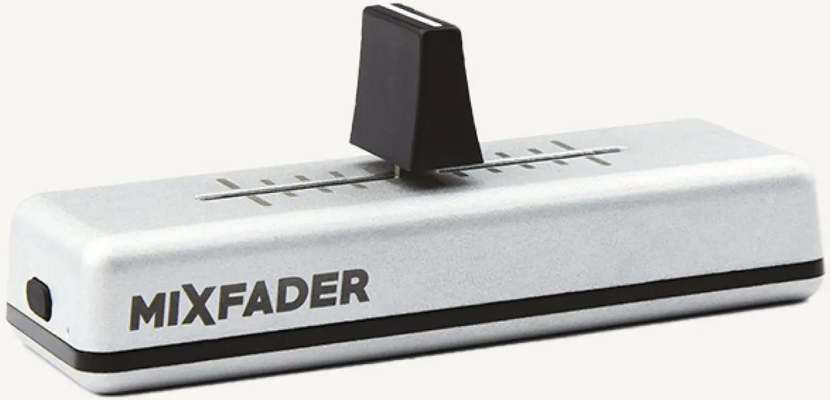 Crossfader sans fil MWM Mixfader : boîtier argenté en aluminium marqué Mixfader, bouton de fader noir